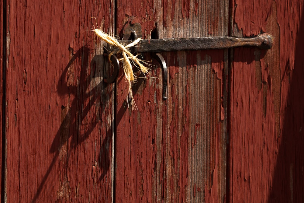 una manija de puerta en una puerta de madera roja
