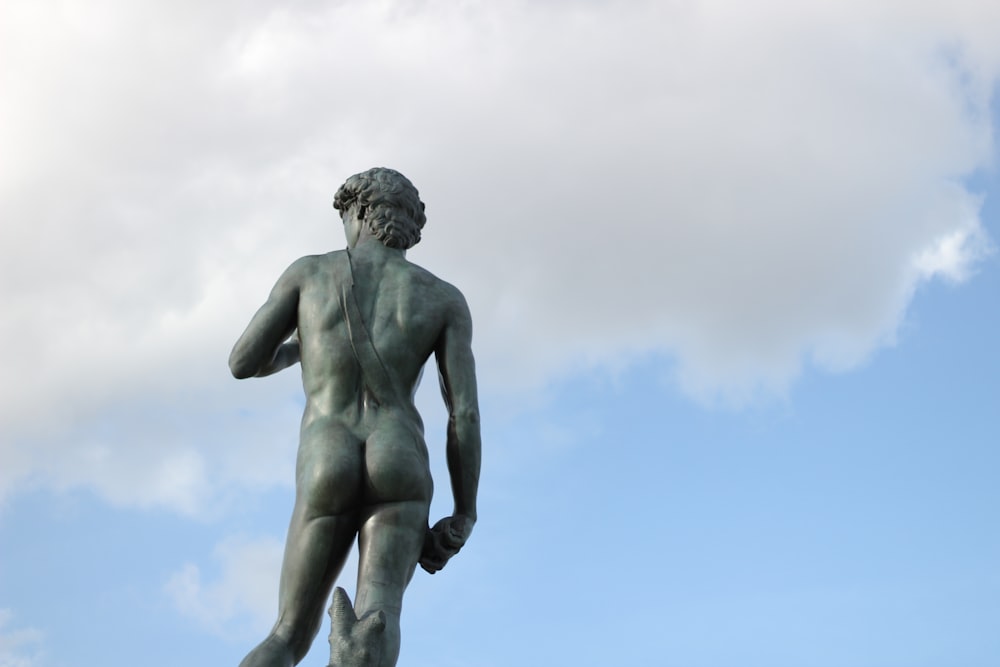 una statua di un uomo che tiene una racchetta da tennis