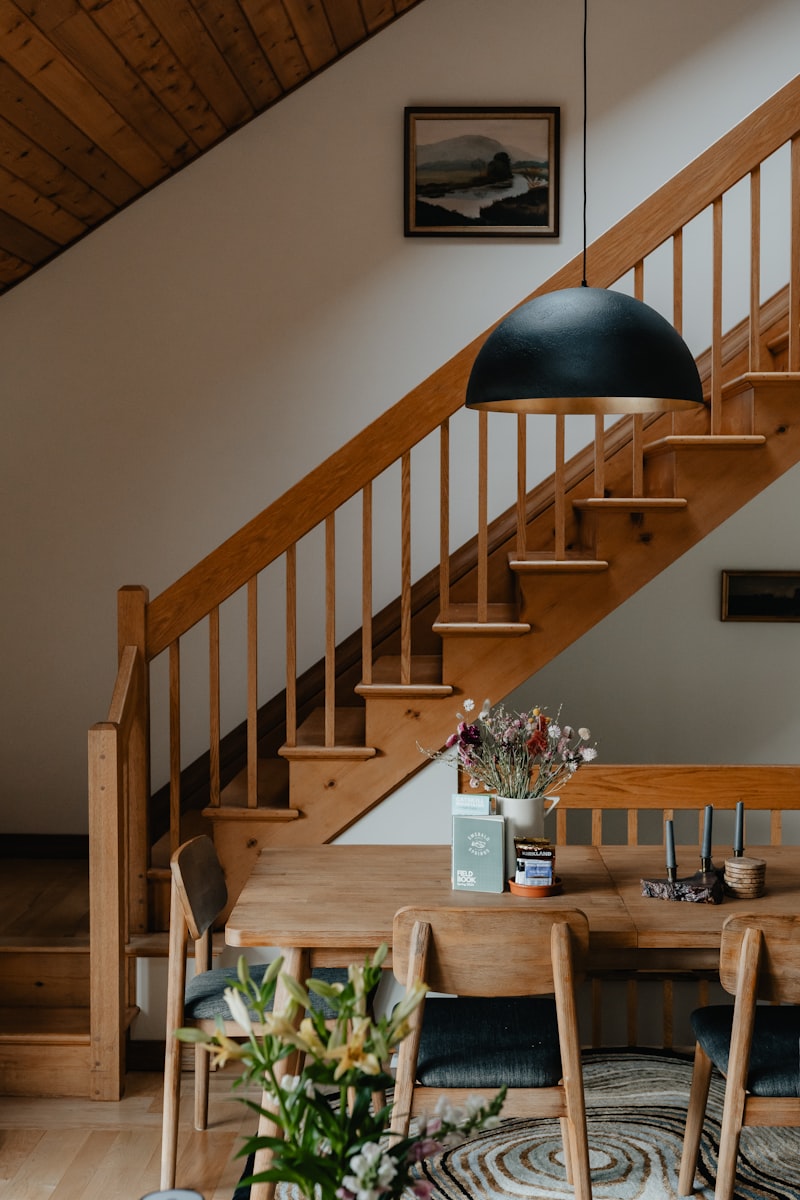 Houten tafel onder een trap in een huis