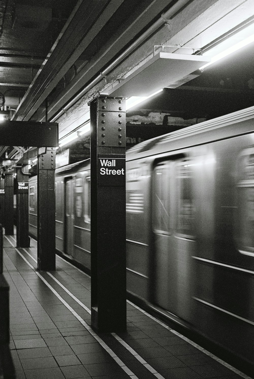 지하철의 흑백 사진