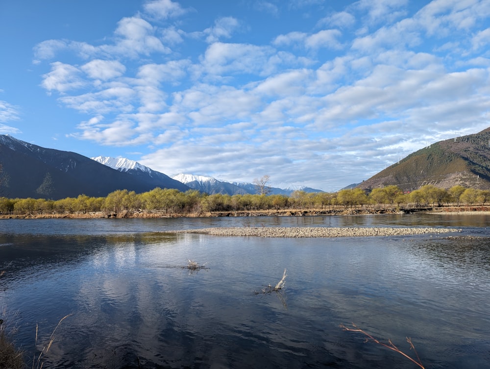 Un cuerpo de agua con montañas al fondo