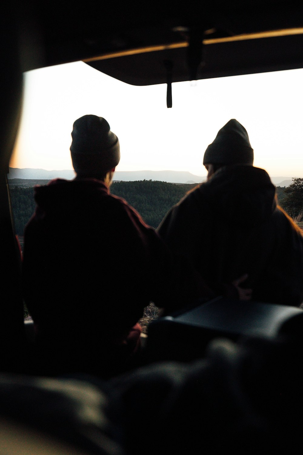 Un par de personas que miran por una ventana