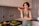 femme en pleine forme tenant une pomme, qui est détendue et en pleine forme après un massage