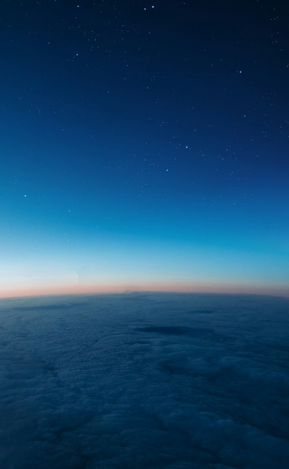 飛行機から夜空を眺める