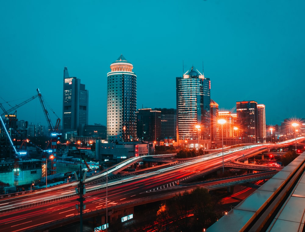 Una vista de una ciudad por la noche desde un puente