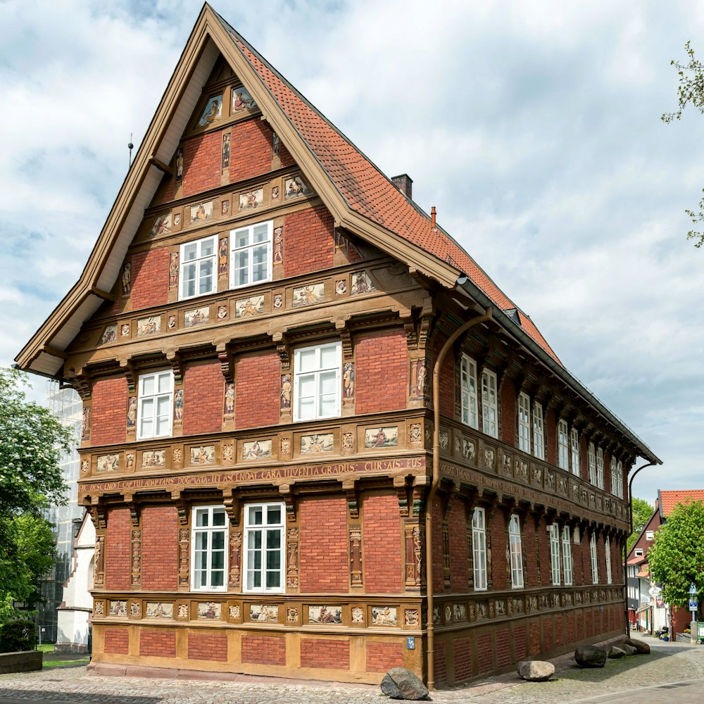 Ein altes Gebäude mit vielen Fenstern