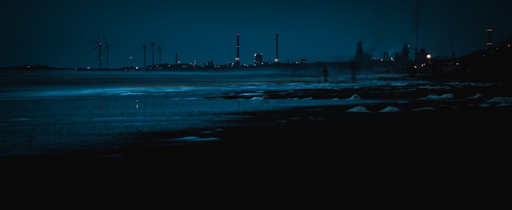 Una vista di una città di notte da una spiaggia