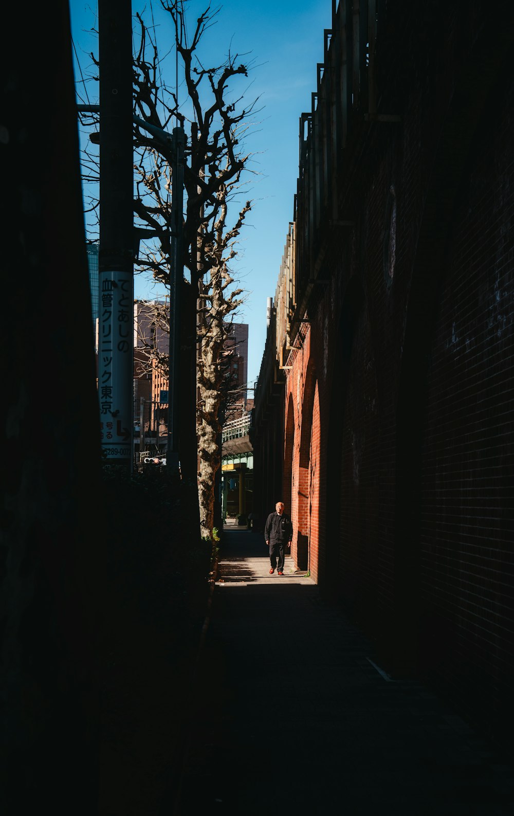 une personne marchant dans une ruelle sombre