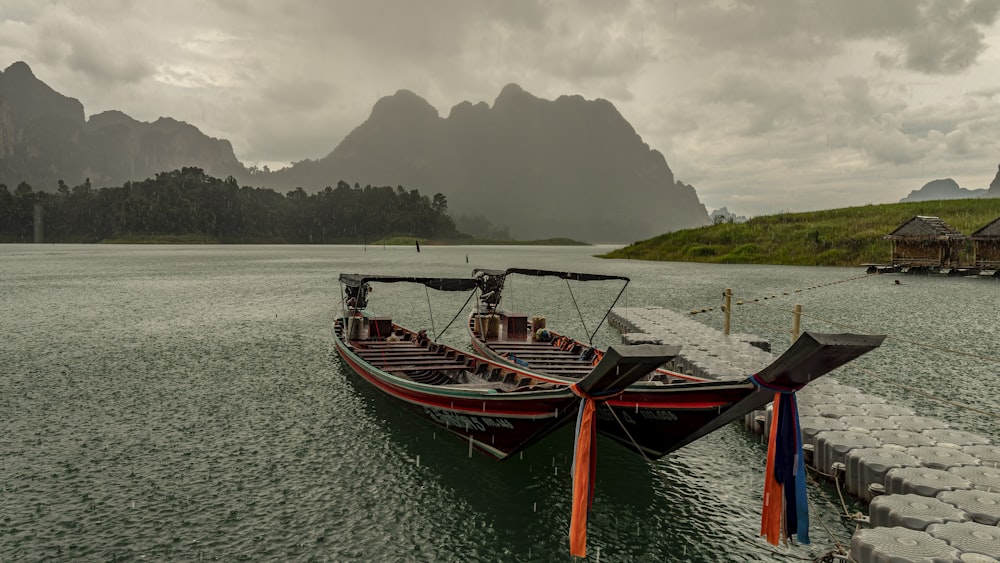 um par de barcos que estão sentados na água