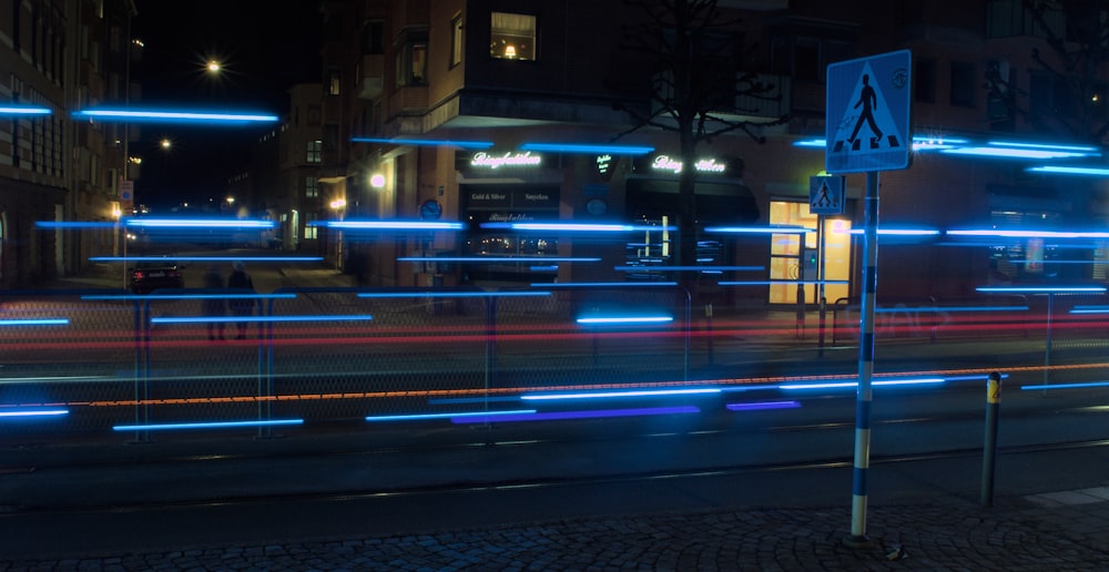 Une photo floue d’une rue de la ville la nuit