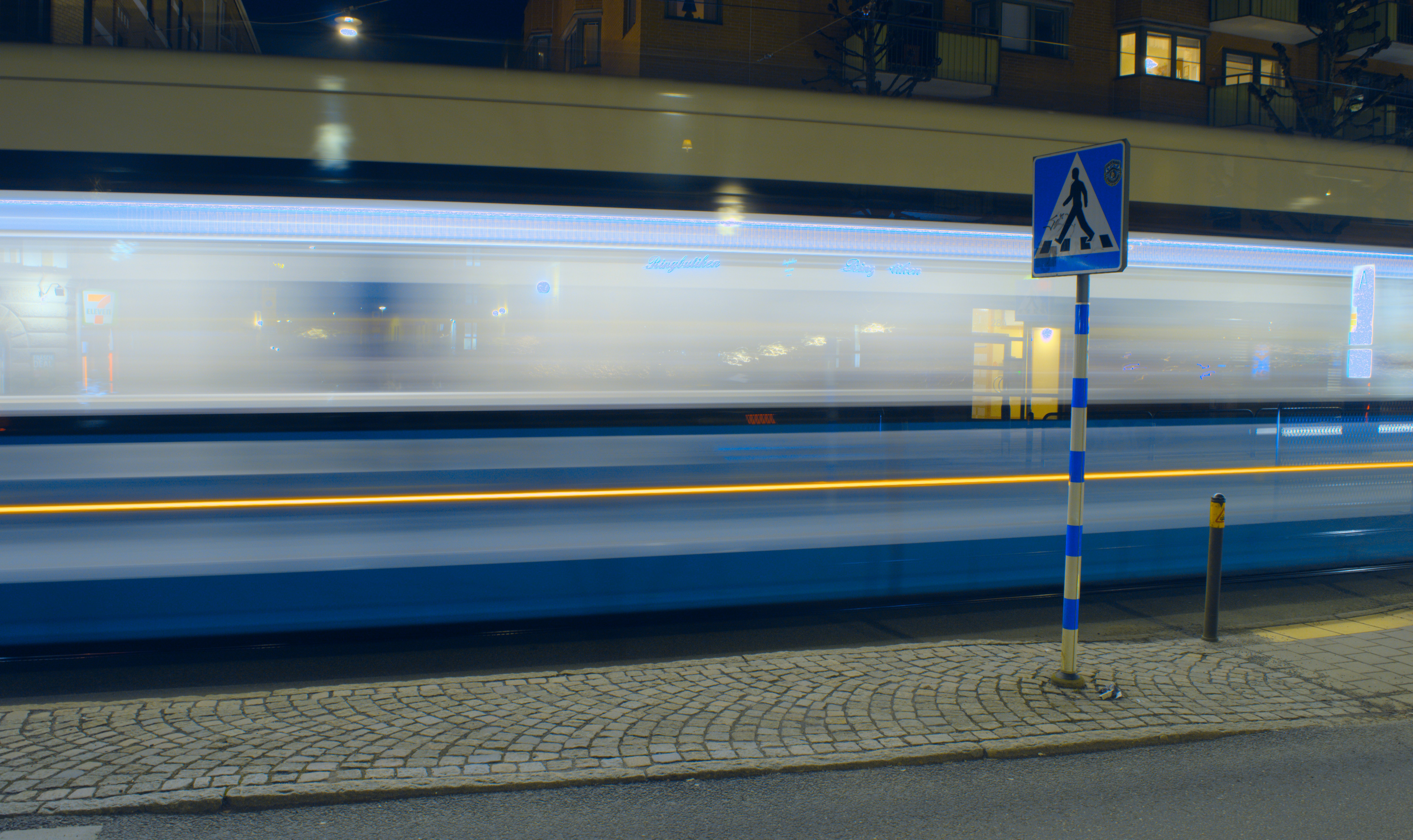 通り過ぎる電車のぼやけた写真