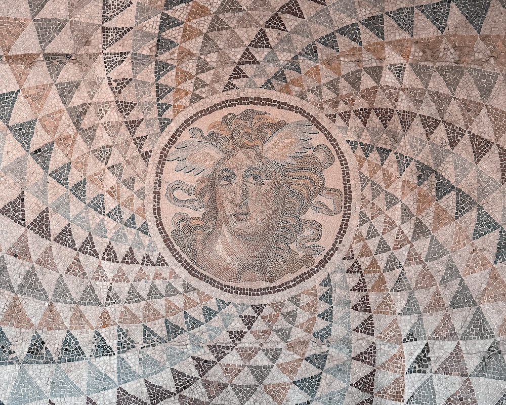 Un primer plano de un mosaico en una pared