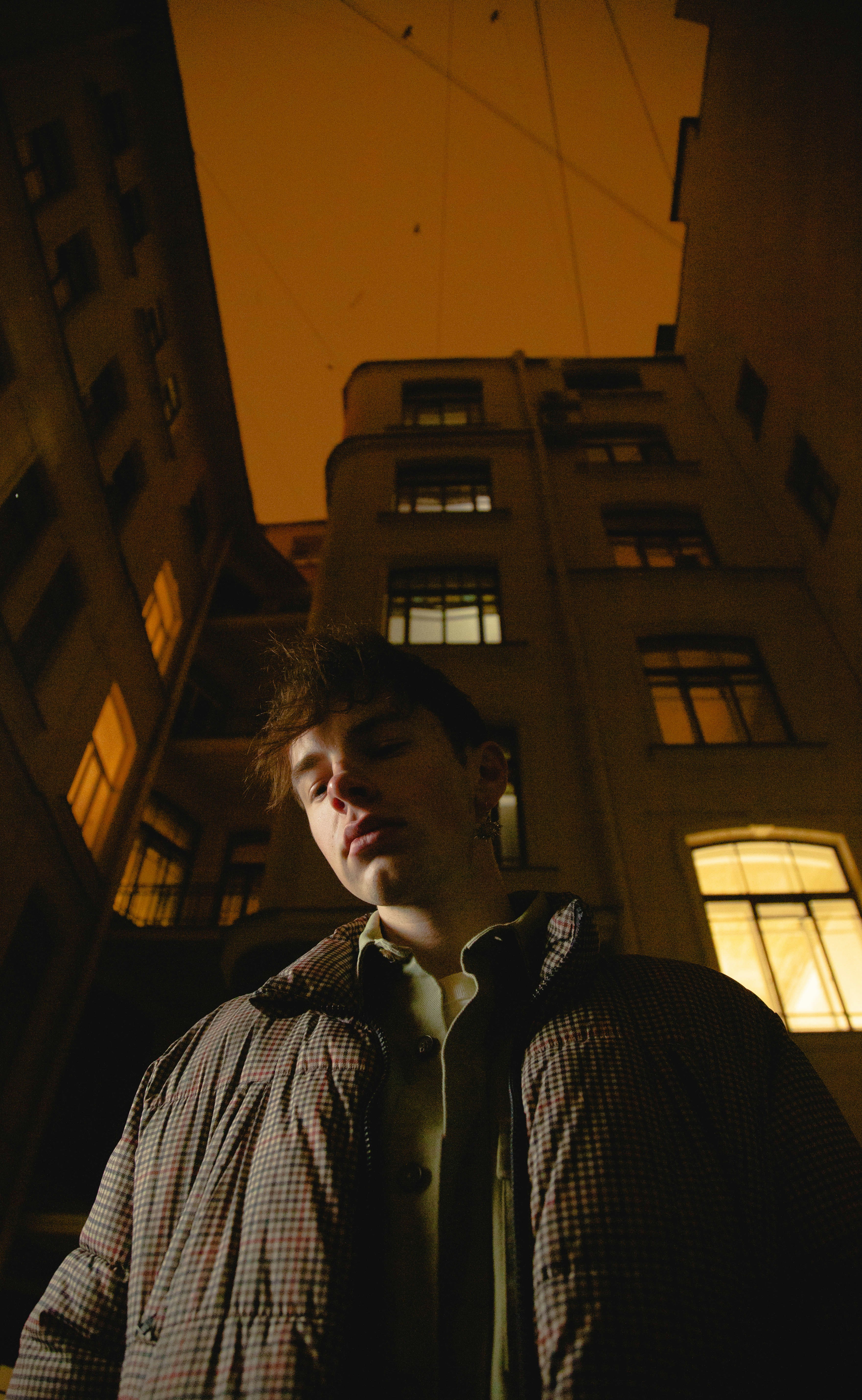 Un homme debout devant un grand bâtiment