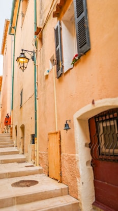 a set of steps leading up to a building