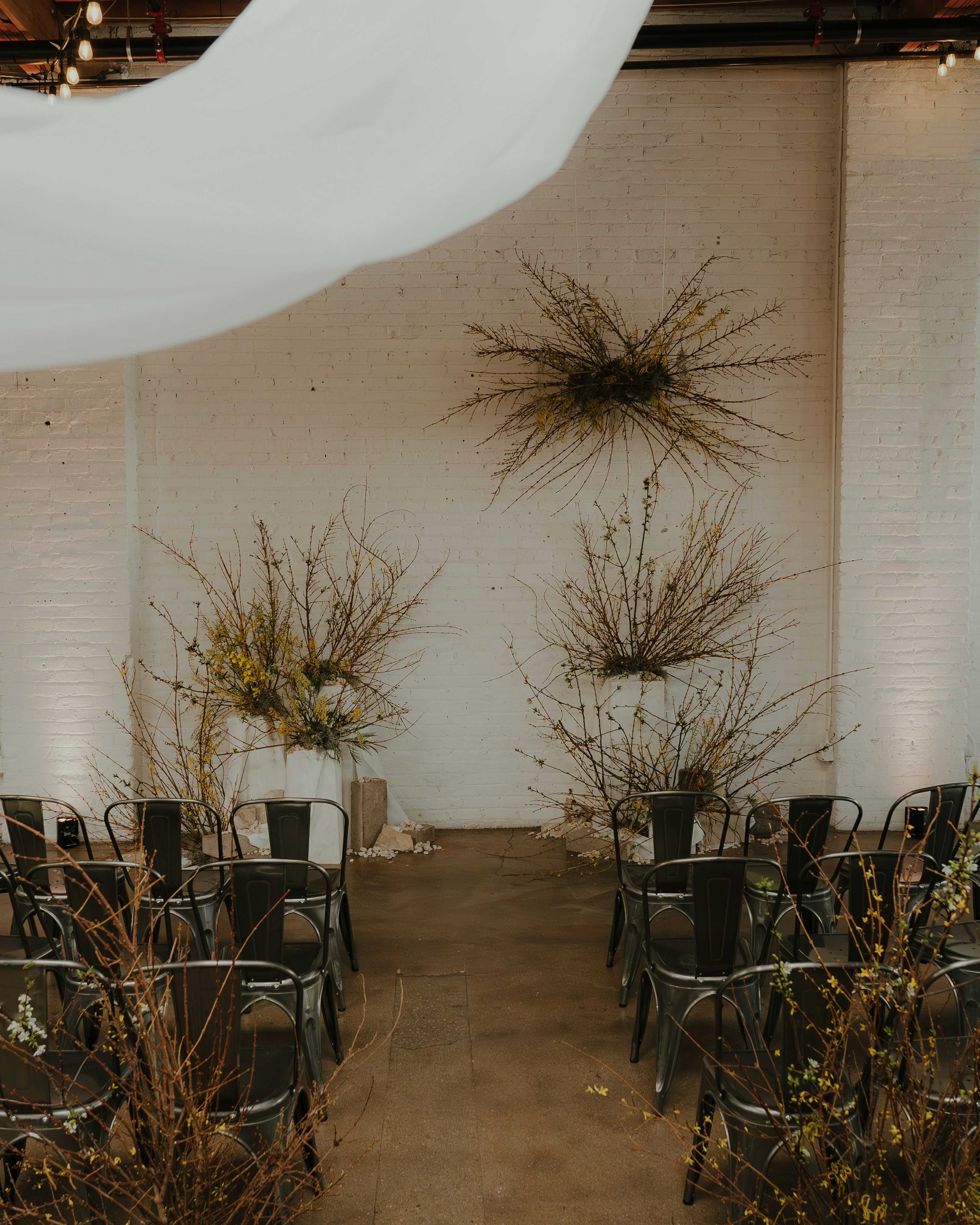 minimalist wedding floral arch, wallpaper, Traditional Wedding Backdrop Casual: Timeless Yet Relaxed Ideas 5
