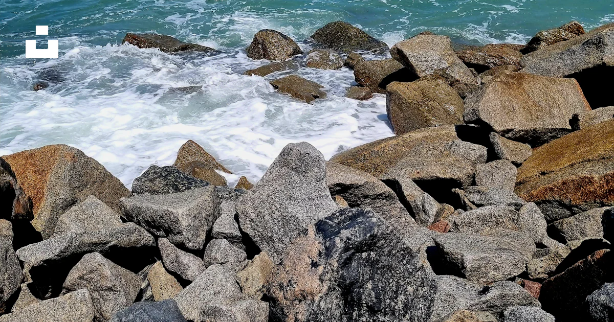 A bunch of rocks that are by the water photo – Free Rock Image on Unsplash