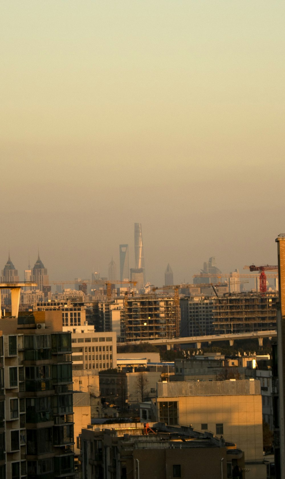 uma vista de uma cidade a partir de um edifício alto