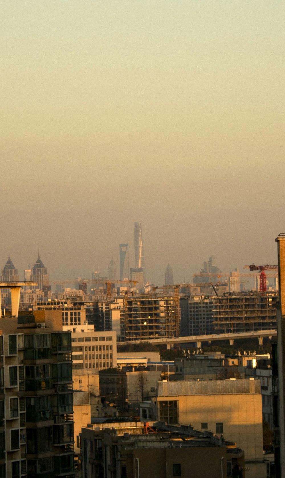 Una vista de una ciudad desde un edificio de gran altura