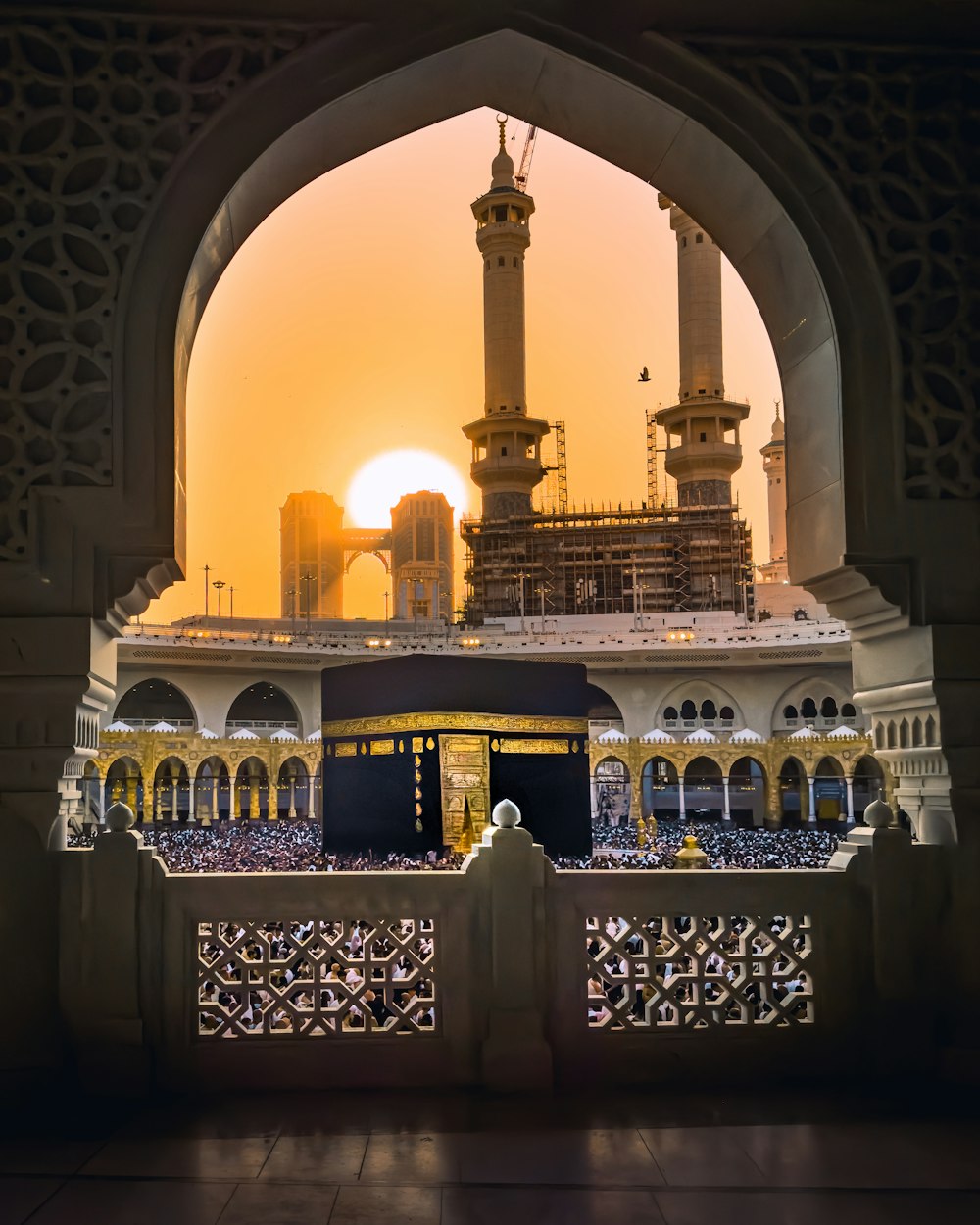 아치형 통로를 통한 모스크의 모습