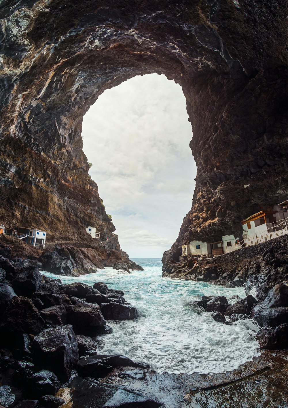Blick auf ein Gewässer aus dem Inneren einer Höhle