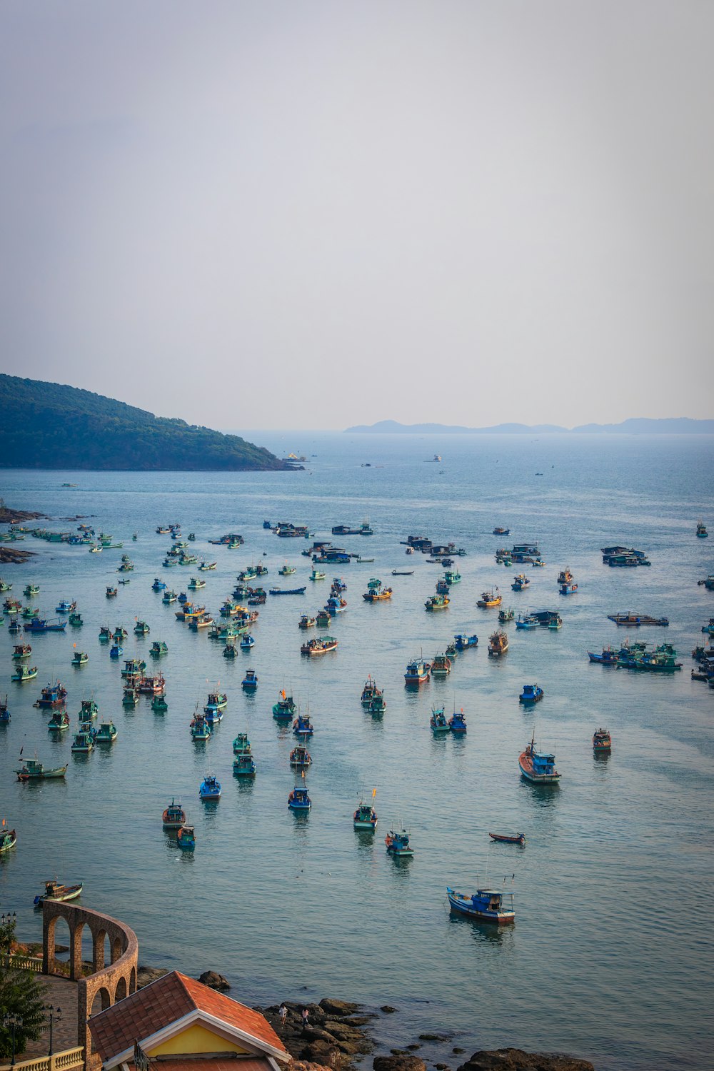 uma grande massa de água cheia de barcos