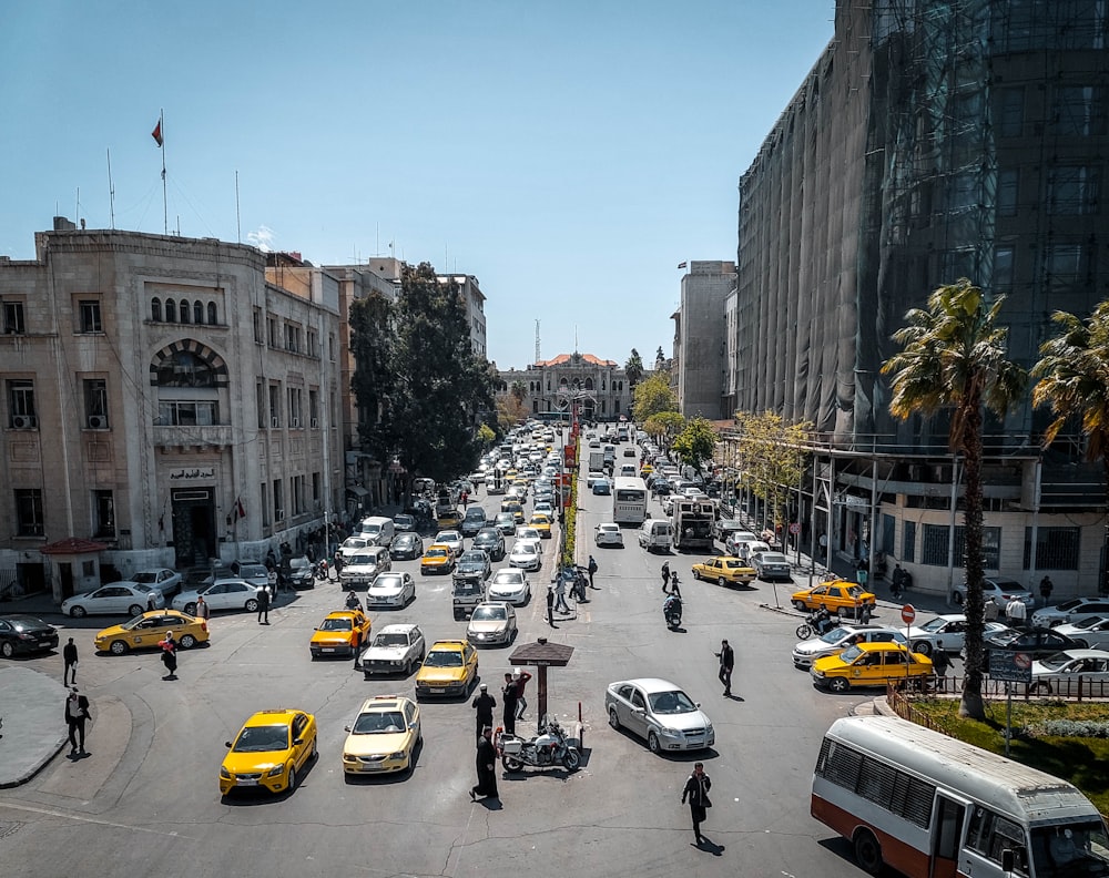 a busy city street filled with lots of traffic