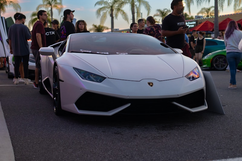 Exkluzivní setkání u luxusního vozu