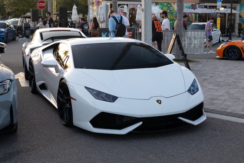 Deportivo blanco en calle urbana