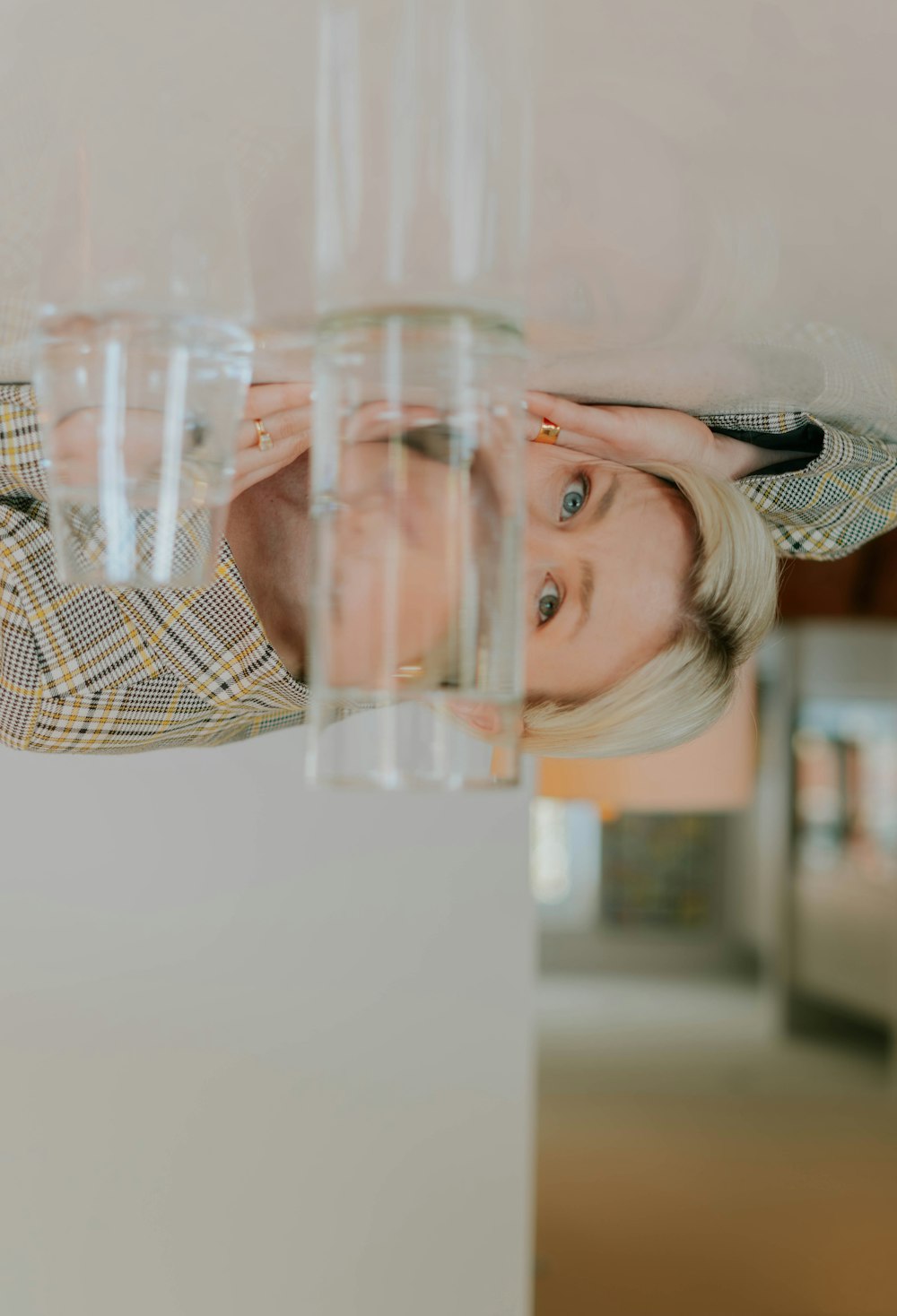 une femme debout derrière une pile de verres