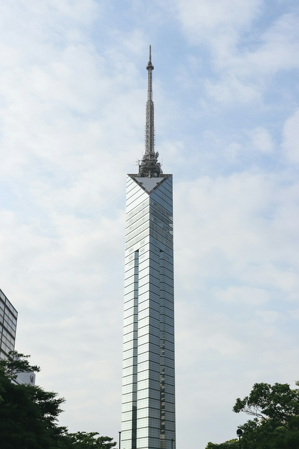Un edificio muy alto con una aguja muy alta