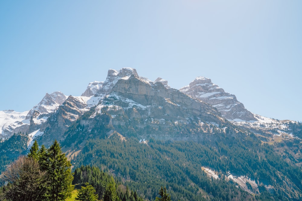 une chaîne de montagnes surmontée de neige