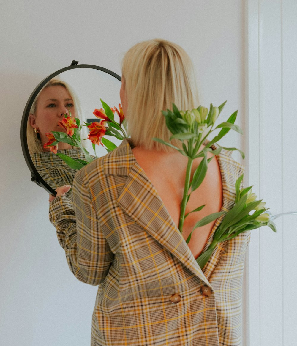 una mujer mirándose en el espejo