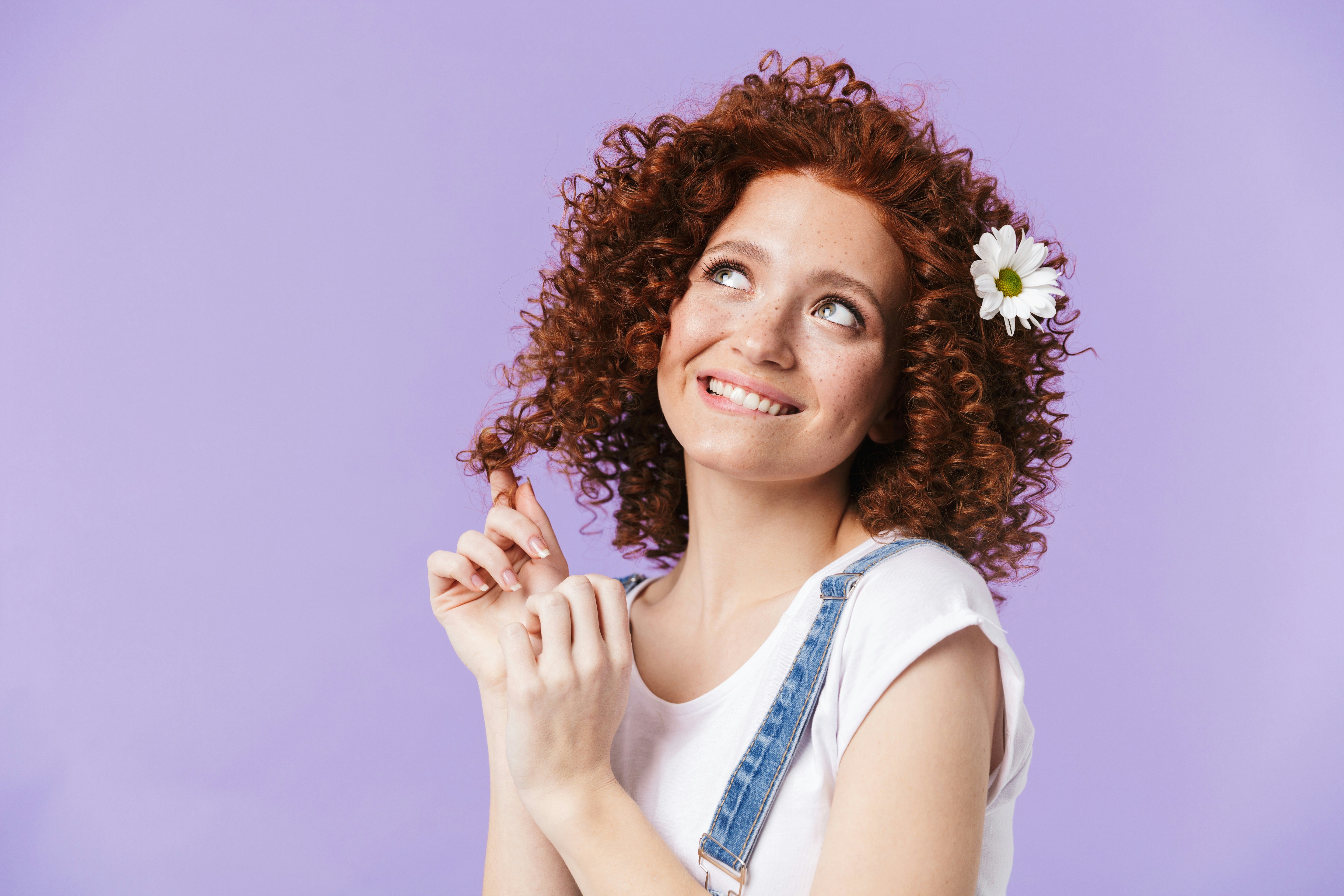 A woman with a flower in her hair photo – Free Portrait Image on Unsplash