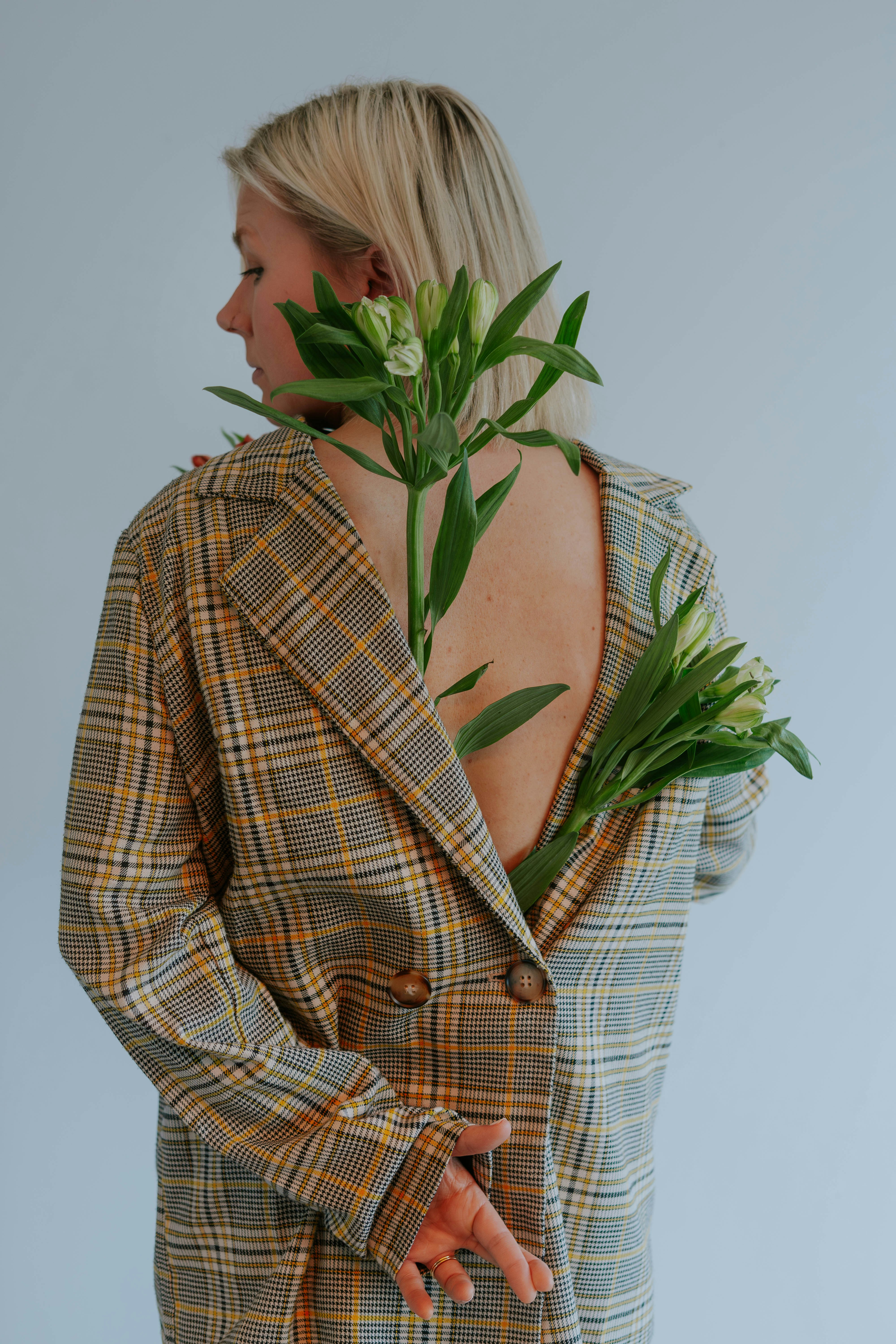 Çevre dostu stil seçimlerini benimseyen sürdürülebilir moda topluluğu