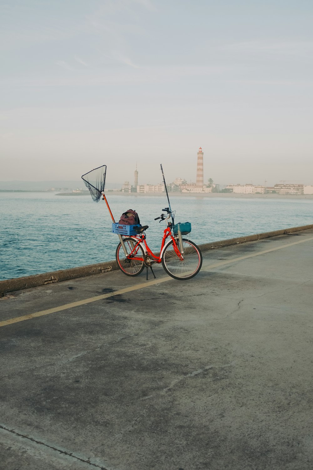 ein Fahrrad, das am Straßenrand neben dem Meer geparkt ist