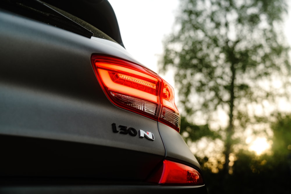 Un primer plano de la luz trasera de un coche