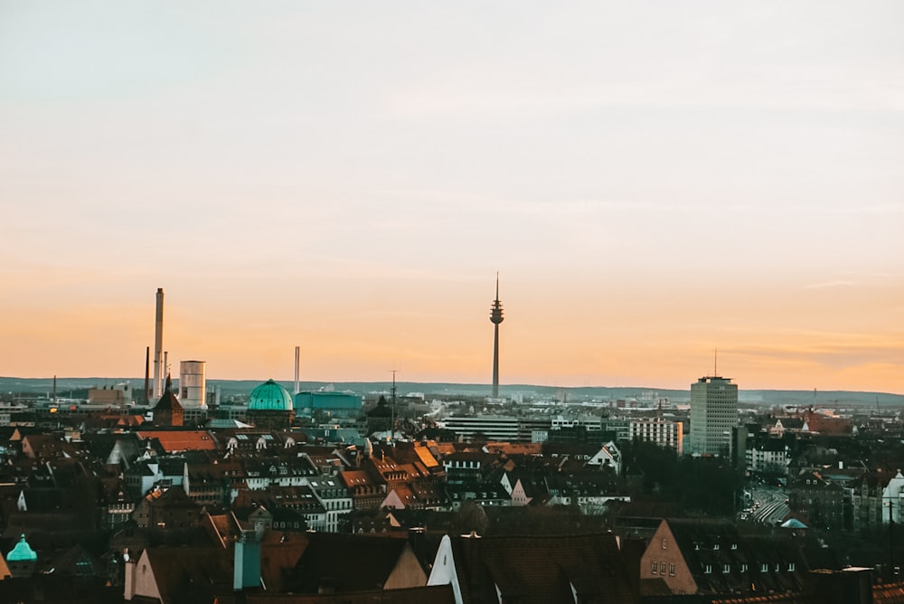 Una veduta di una città da un punto di vista elevato