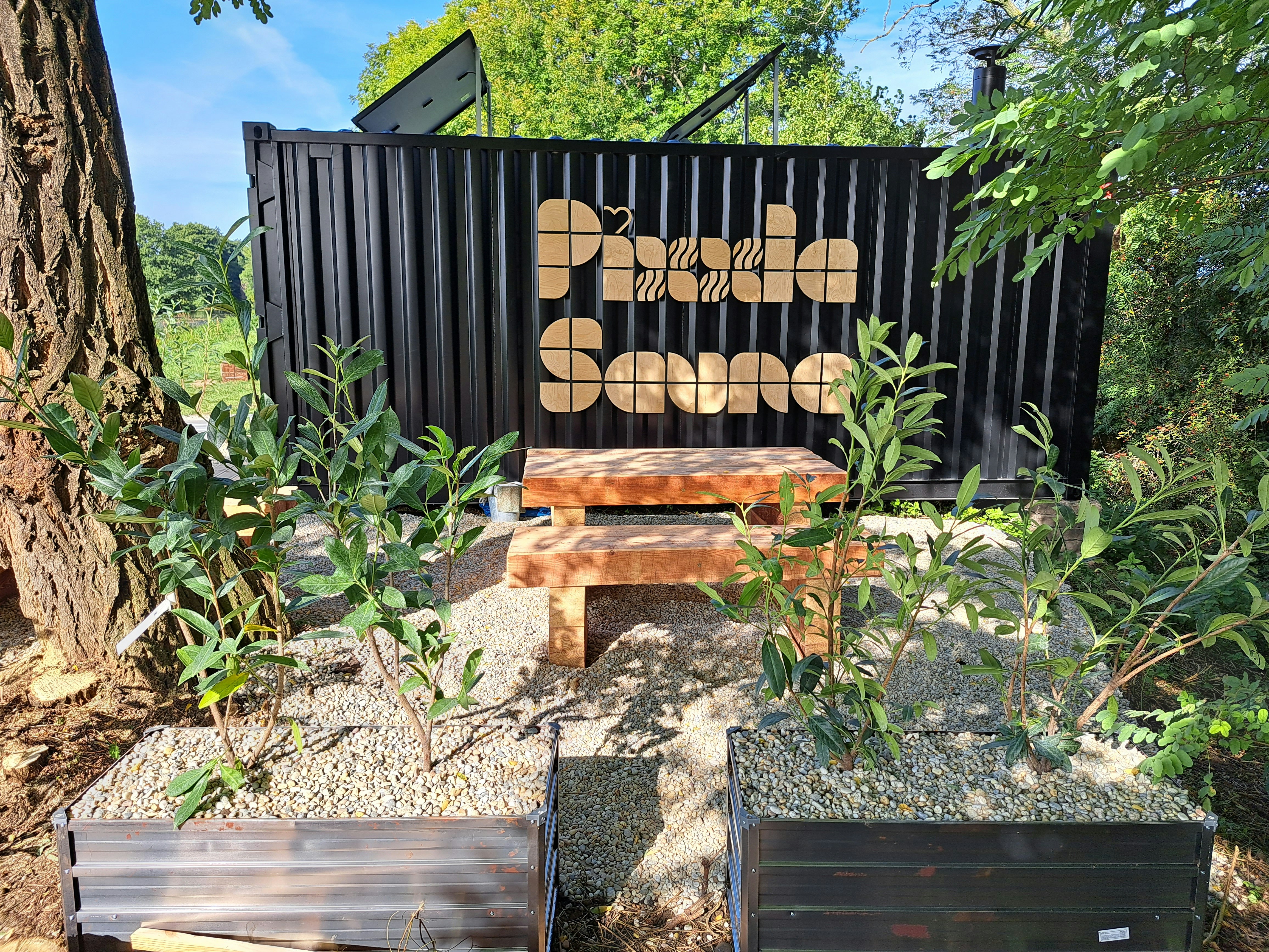 ein paar Holzbänke neben einem Baum