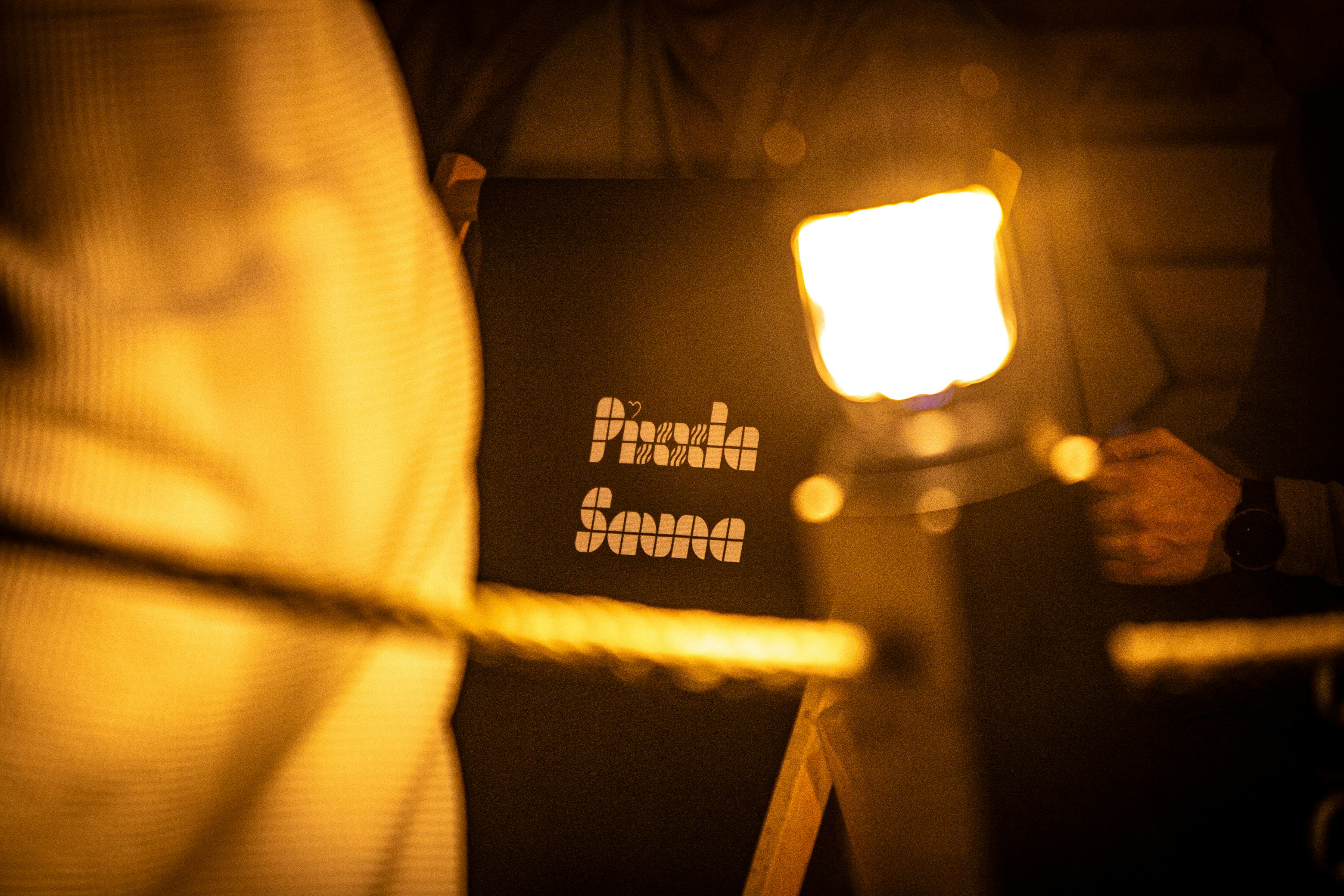 eine Nahaufnahme einer Person, die ein Licht hält