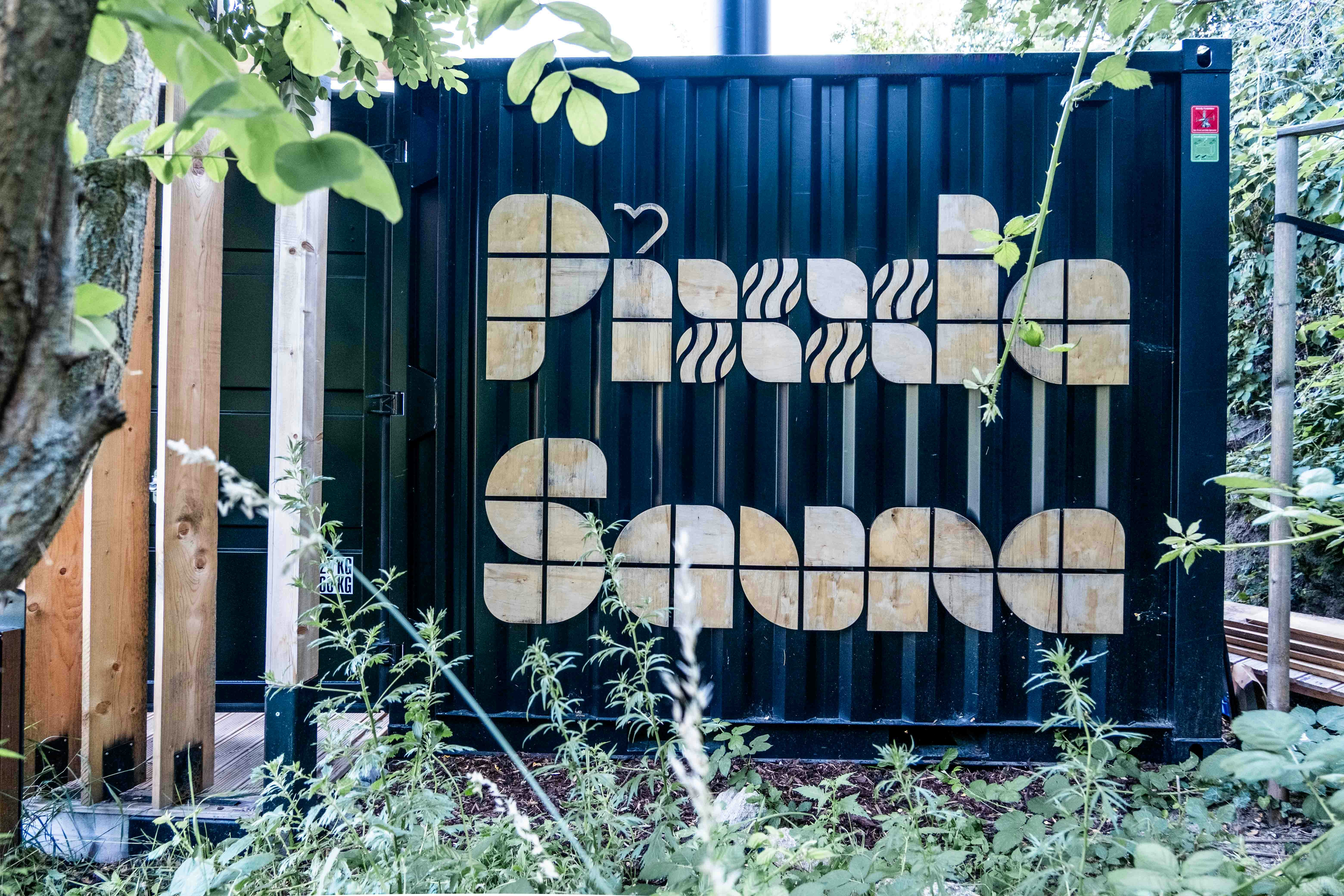 ein Tor mit einem Schild