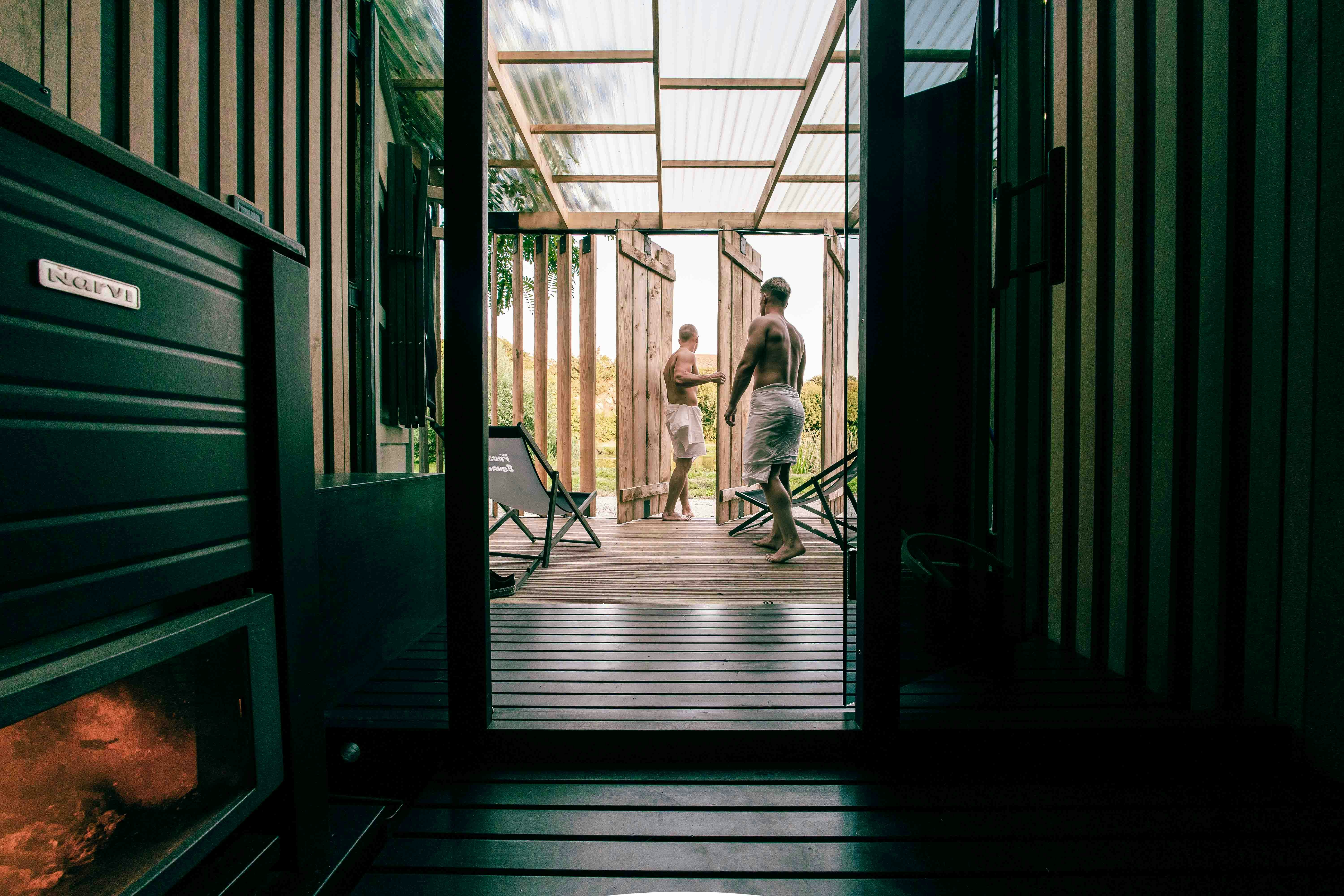 ein Mann, der in einer Tür eines Gebäudes steht