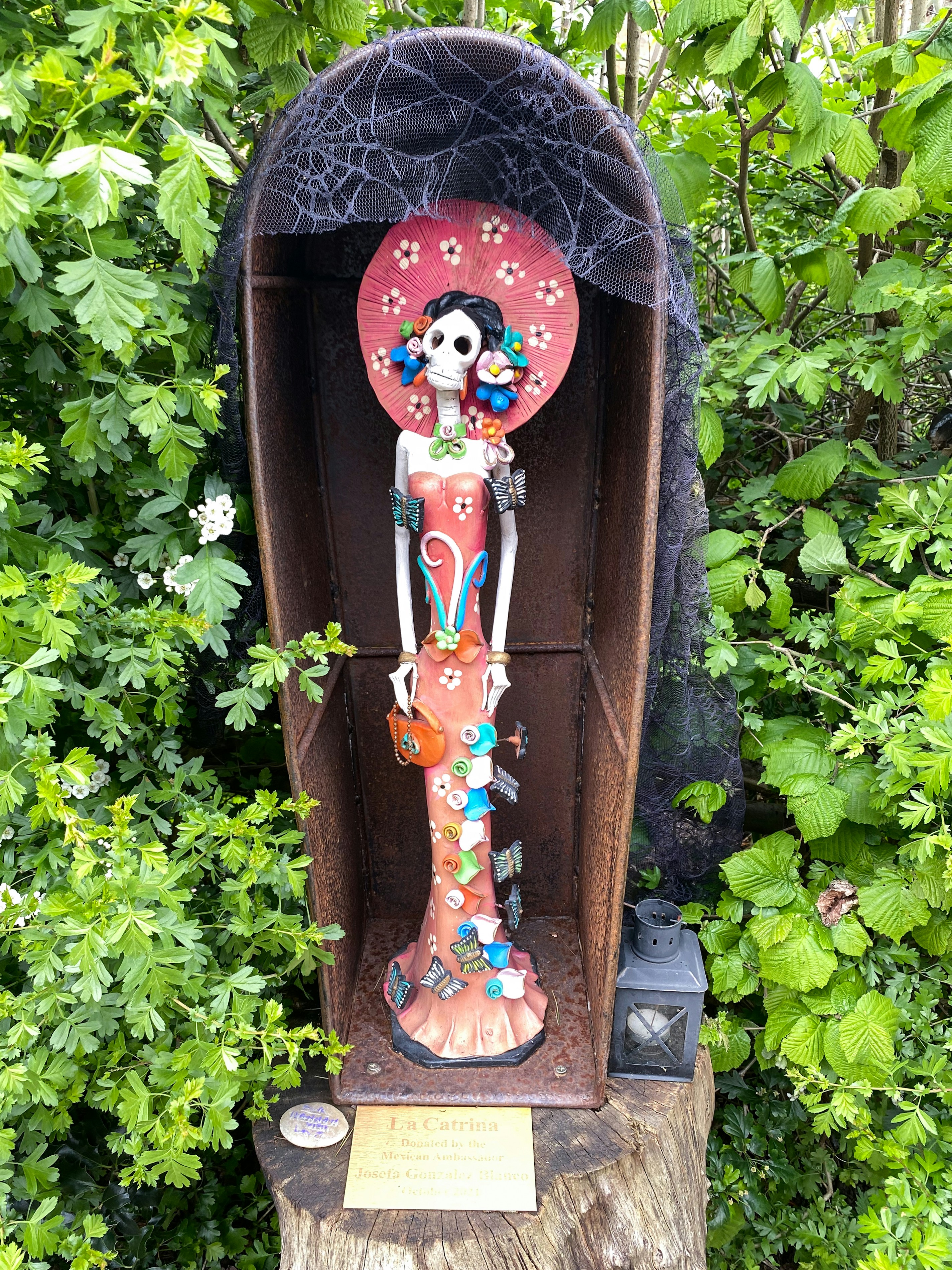 une statue d’un squelette dans une boîte en bois