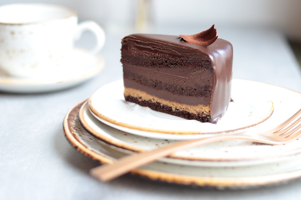 um pedaço de bolo de chocolate sentado em cima de um prato branco