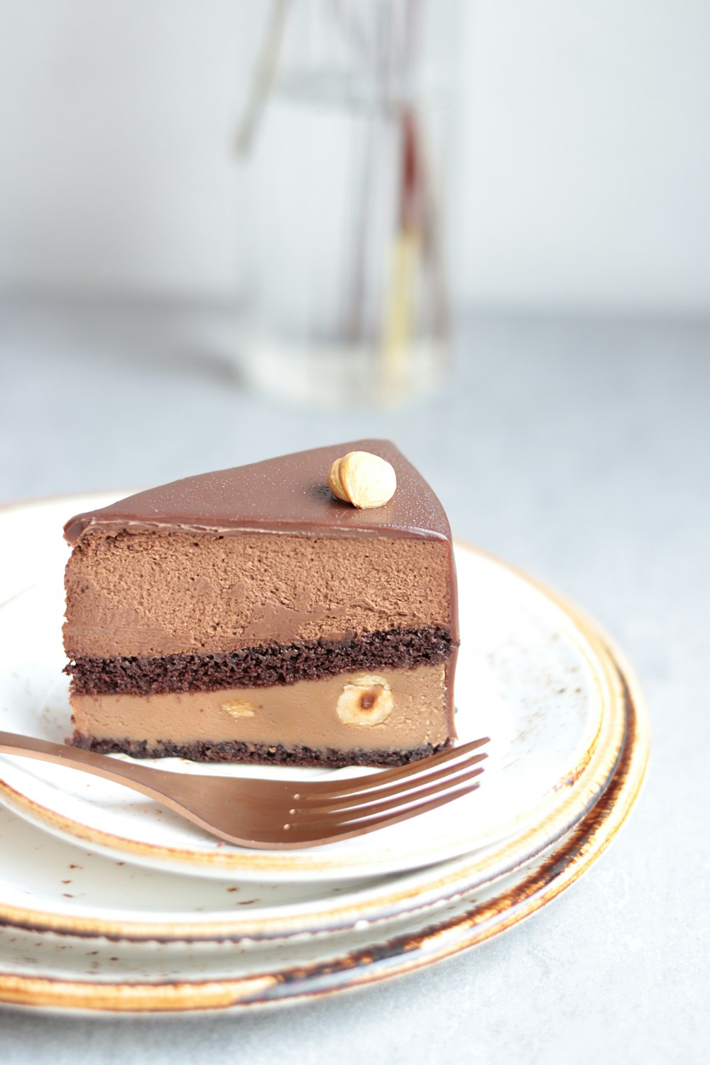 um pedaço de bolo de chocolate em um prato com um garfo