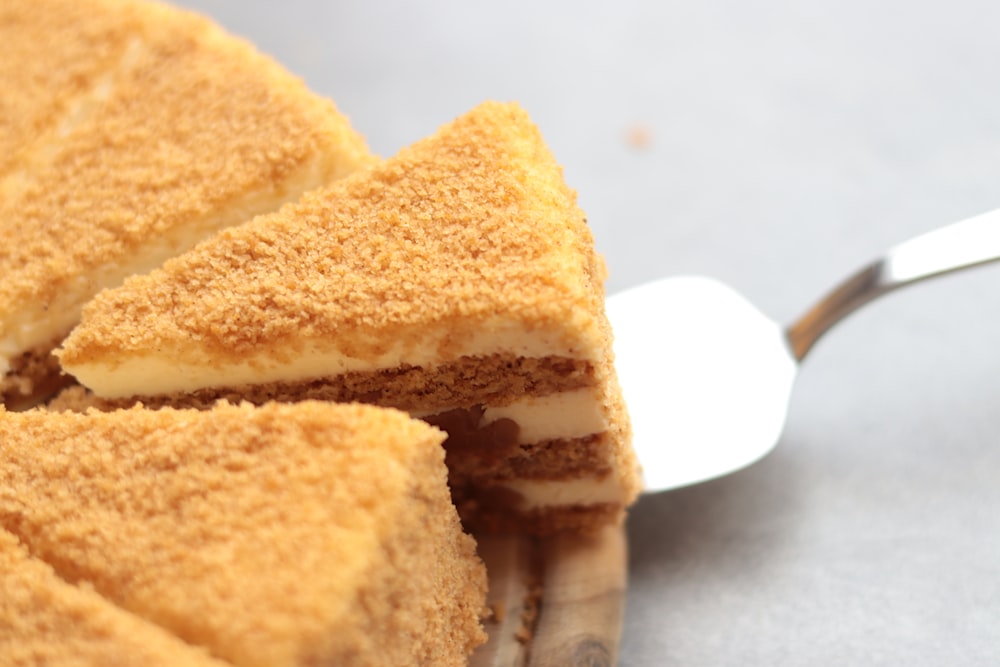 gros plan d’un gâteau sur une assiette avec une cuillère