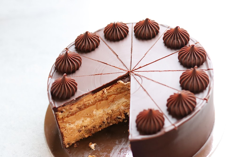 un pastel de chocolate con una rebanada cortada