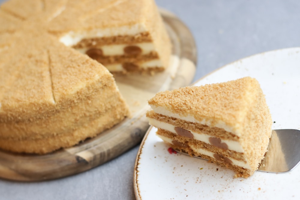 ein Stück Kuchen auf einem weißen Teller