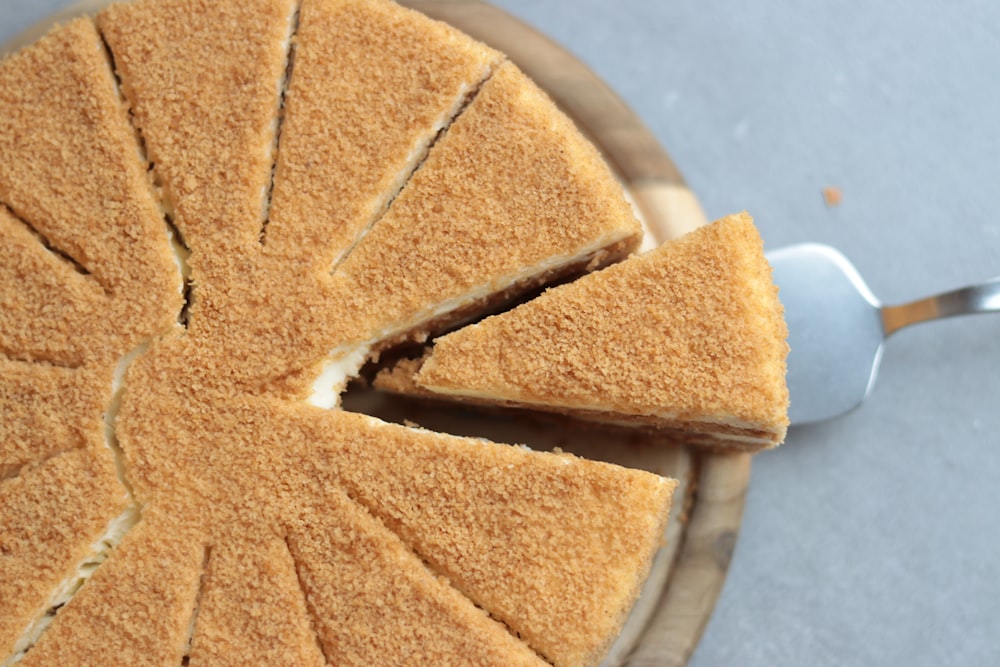 un gâteau coupé en morceaux