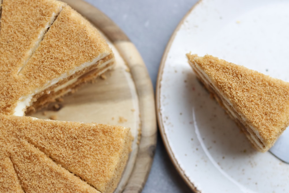 un morceau de gâteau sur une assiette avec une fourchette