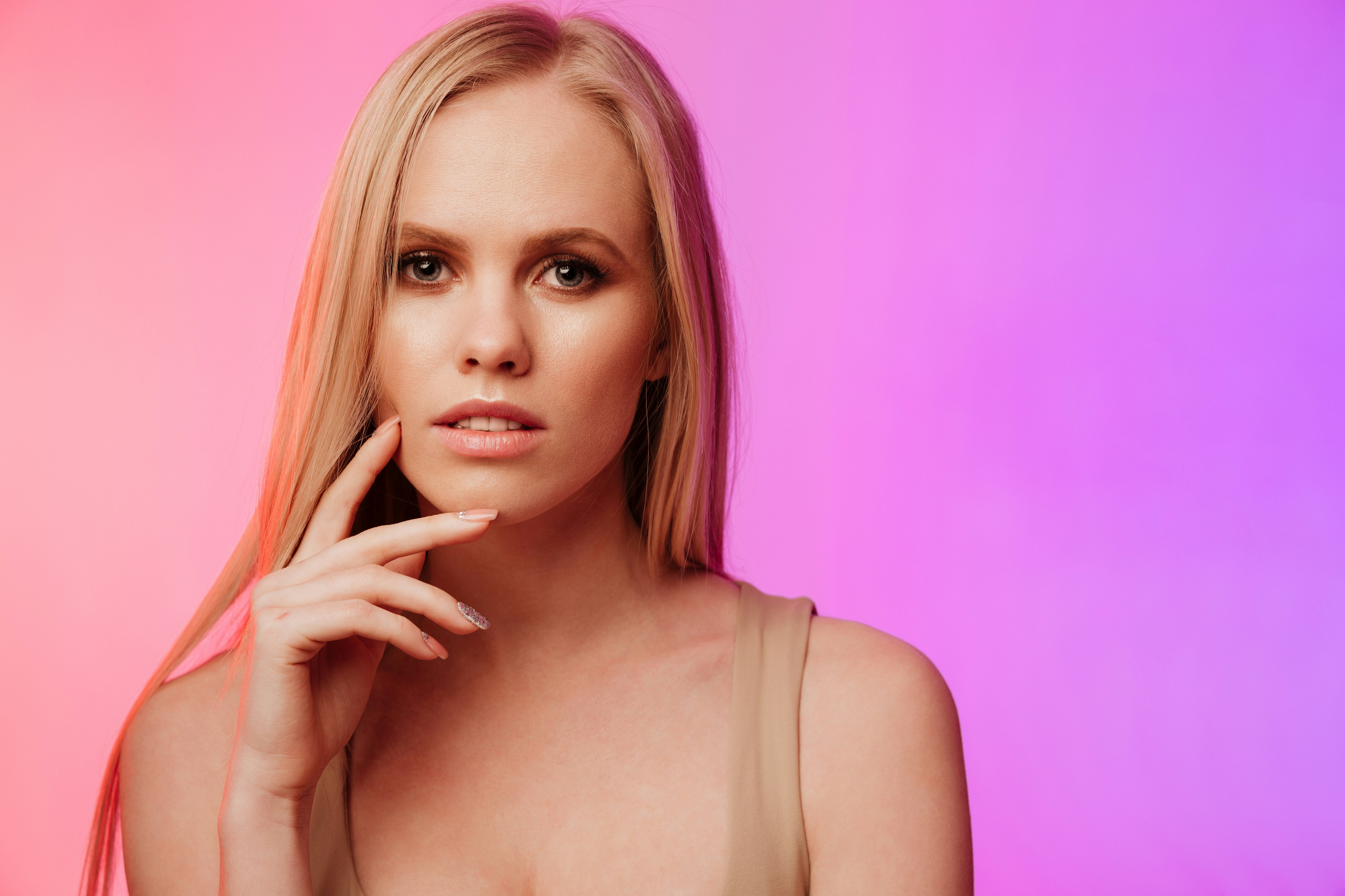 a woman with blonde hair posing for a picture